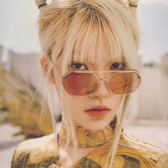 Fendi FE40039U 10L Sunglasses Gold Geometric Frame, Yellow Mirror Lenses main image 4